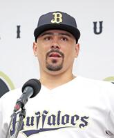 ファン投票での球宴出場が決まり意気込みを語るマチャド（撮影・立川洋一郎）