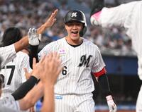 ３回、先制の左越え満塁ホームランを放ちナインとタッチを交わす西川（撮影・開出牧）