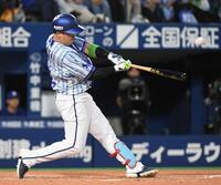３回、牧は左越えに先制の１０号ソロを放つ（撮影・佐藤厚）