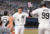 ３回、先制の左越え満塁本塁打を放ちソト（９９）らナインとタッチを交わす西川（撮影・開出牧）