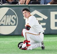 ５回、三塁ゴロに倒れ、座り込む戸郷（撮影・佐々木彰尚）