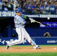 ３回、牧が左越えに先制ソロを放つ