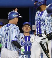 ３回、先制ソロを放った牧（左）を迎える相川監督