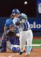 ３回、牧が左越えに先制ソロを放つ