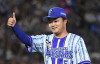 ６回まで無安打無失点の好投で、笑顔を見せる石田裕（撮影・佐藤厚）