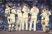３回、藤原に死球を当て満塁のピンチを招いた北山（１５）＝撮影・開出牧