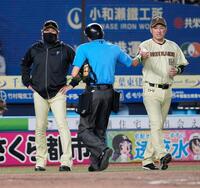 ４回、投手交代を告げる日本ハム・新庄監督（左）