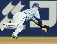５回、細川の二ゴロを好捕する牧