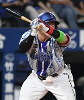７回、牧はアブレウから死球を受ける（撮影・佐藤厚）