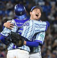１安打完封勝利を挙げ、松尾（左）と抱き合う石田裕（撮影・佐藤厚）