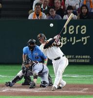 ７回、代打・坂本は左前に３点適時二塁打を放つ（撮影・佐々木彰尚）