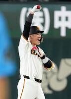 ７回、逆転の３点二塁打を放ち、ガッツポーズで喜ぶ巨人・坂本
