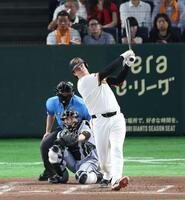 ４回、ダルベックは左越えにソロを放つ（撮影・佐々木彰尚）