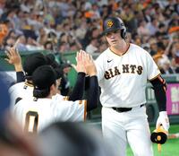 ４回、先制ソロを放ち、ナインとタッチを交わすダルベック（撮影・西岡正）