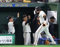 ４回、ソロを放ったダルベックを出迎える橋上監督代行（撮影・佐々木彰尚）