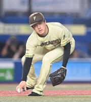 ４回、小川の送りバントの処理でファンブルする北山（撮影・開出牧）
