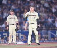 ４回、愛斗の送りバントを一塁へ悪送球しぼう然とする北山（手前）。後方は三塁手・清宮幸（撮影・開出牧）