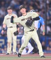 ４回、愛斗の送りバントの処理で一塁へ悪送球する北山（撮影・開出牧）
