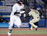 ４回、小川の投前犠打を北山が失策