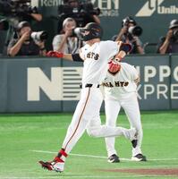 ５回、三塁ゴロに倒れた戸郷（撮影・佐々木彰尚）