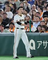 ５回、三塁ゴロに倒れ引き揚げる戸郷（撮影・田中太一）