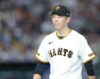 ５回を終え、ベンチへ戻る戸郷（撮影・西岡正）