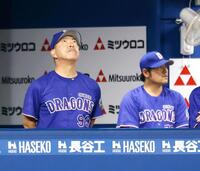 ９回、ベンチで天を見上げる中日・井上監督（左）