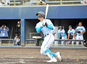 　３回、２ランを放つ山梨学院・菰田（撮影・和泉玲香）