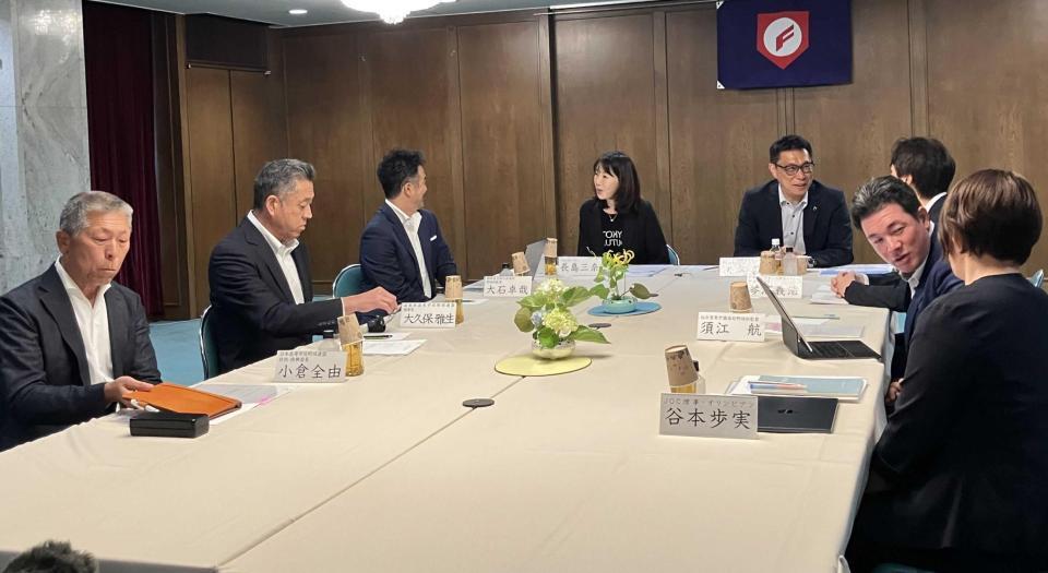 　第２回意見交換会に出席した小倉全由氏（左端）、仙台育英・須江監督（右から２人目）ら＝６月６日
