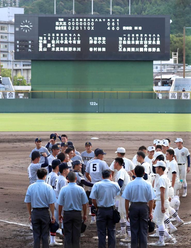 　７イニング制で行われた国民スポーツ大会の１回戦で日大三（右）を破った仙台育英＝２０２５年９月