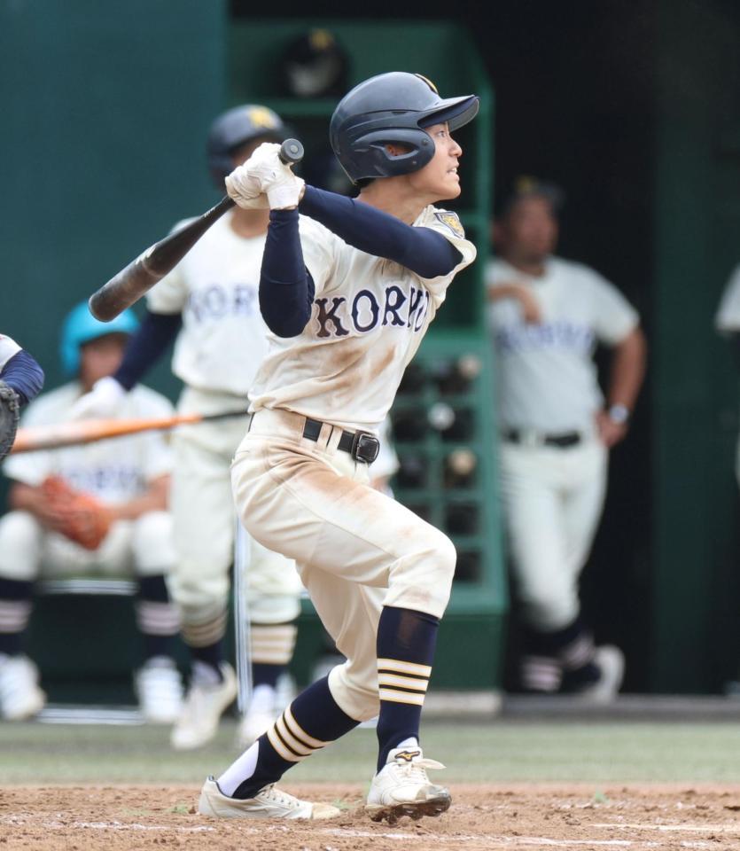 ４回、適時三塁打を放つ光陵・斉藤遼（撮影・伊藤笙子）