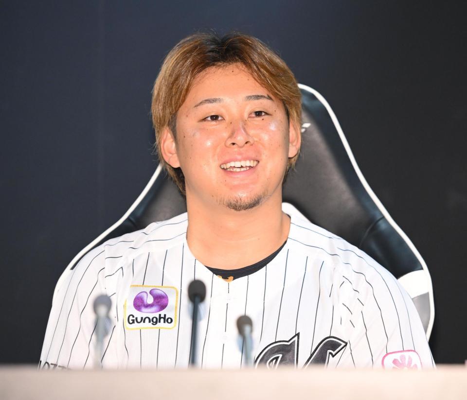 ファン投票で球宴出場が決まり抱負を語る鈴木（撮影・開出牧）