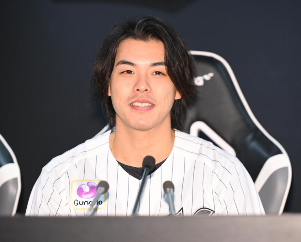ファン投票で球宴出場が決まり喜びを語る小川（撮影・開出牧）