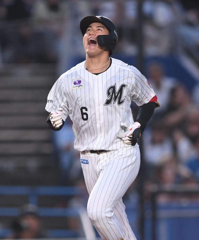 ３回、先制の左越え本塁打を放ち雄たけびを上げる西川（撮影・開出牧）
