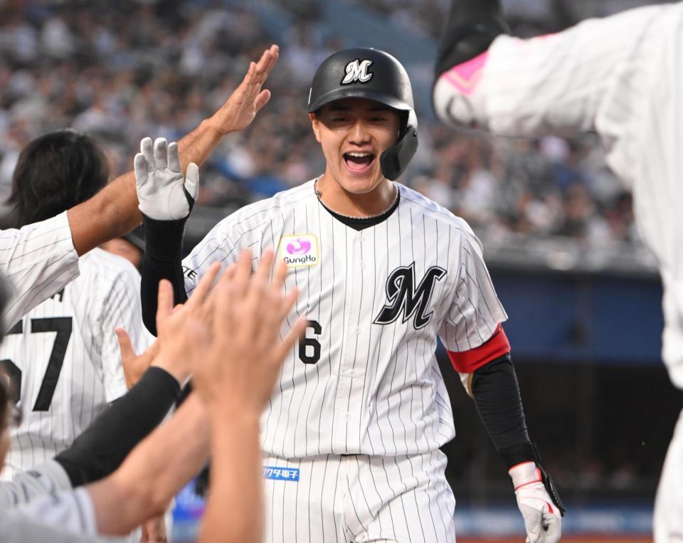 ３回、先制の左越え満塁ホームランを放ちナインとタッチを交わす西川（撮影・開出牧）