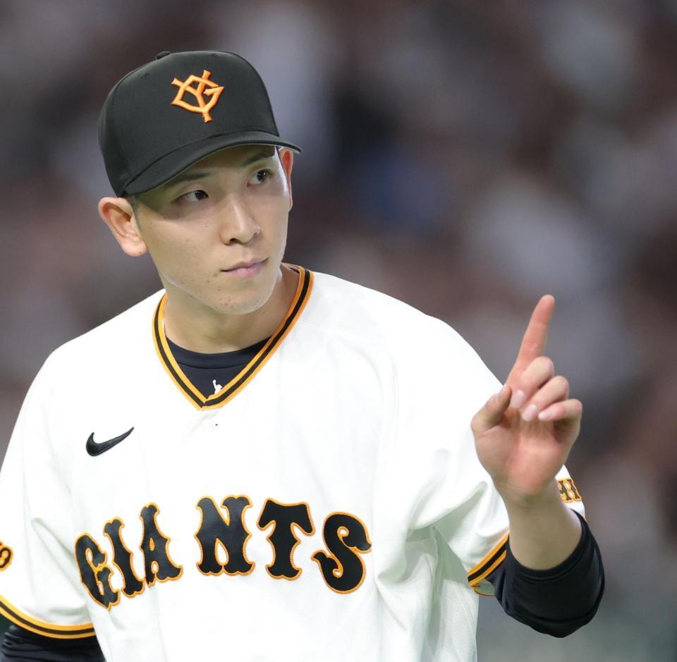 ２回、無失点に終え、ベンチへ戻る戸郷（撮影・西岡正）