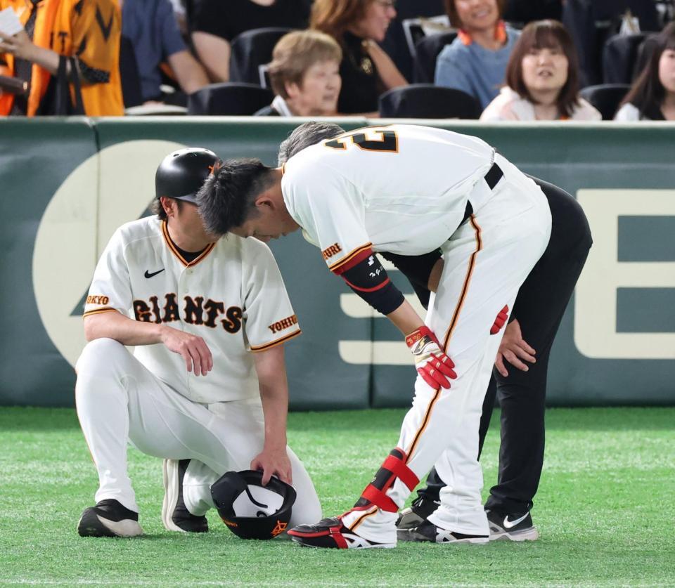 ５回、三塁ゴロで一塁へ走った後、足をおさえる戸郷（撮影・佐々木彰尚）