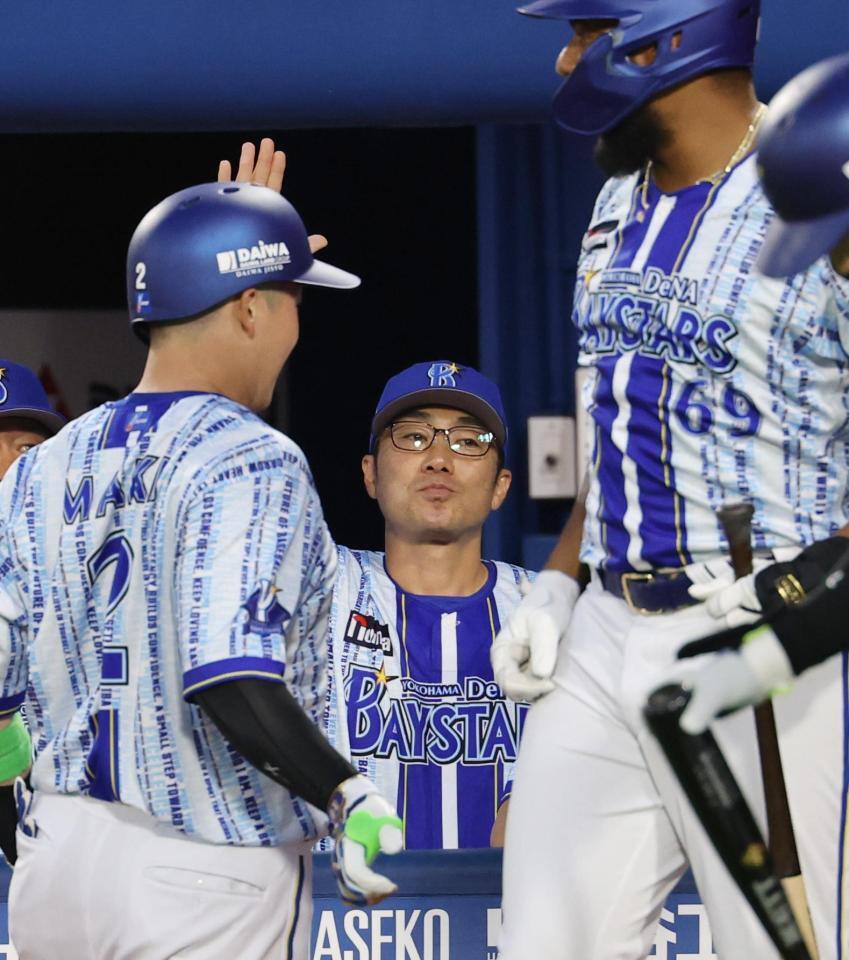 ３回、先制ソロを放った牧（左）を迎える相川監督
