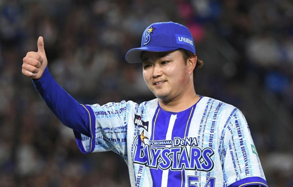 ６回まで無安打無失点の好投で、笑顔を見せる石田裕（撮影・佐藤厚）