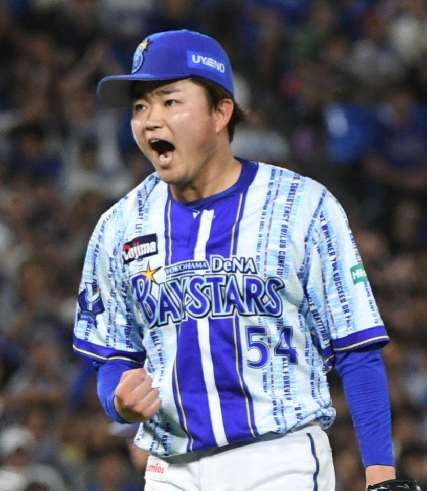 ７回、石川を投ゴロに打ち取り雄叫びを上げる石田裕（撮影・佐藤厚）