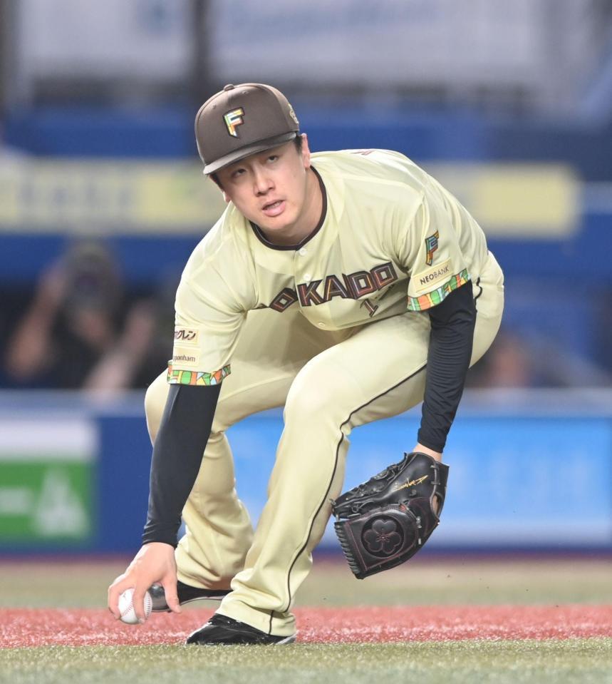４回、小川の送りバントの処理でファンブルする北山（撮影・開出牧）