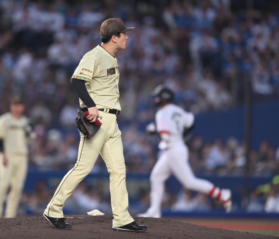 ３回、西川（後方右）に先制の左越え本塁打を打たれた北山（撮影・開出牧）