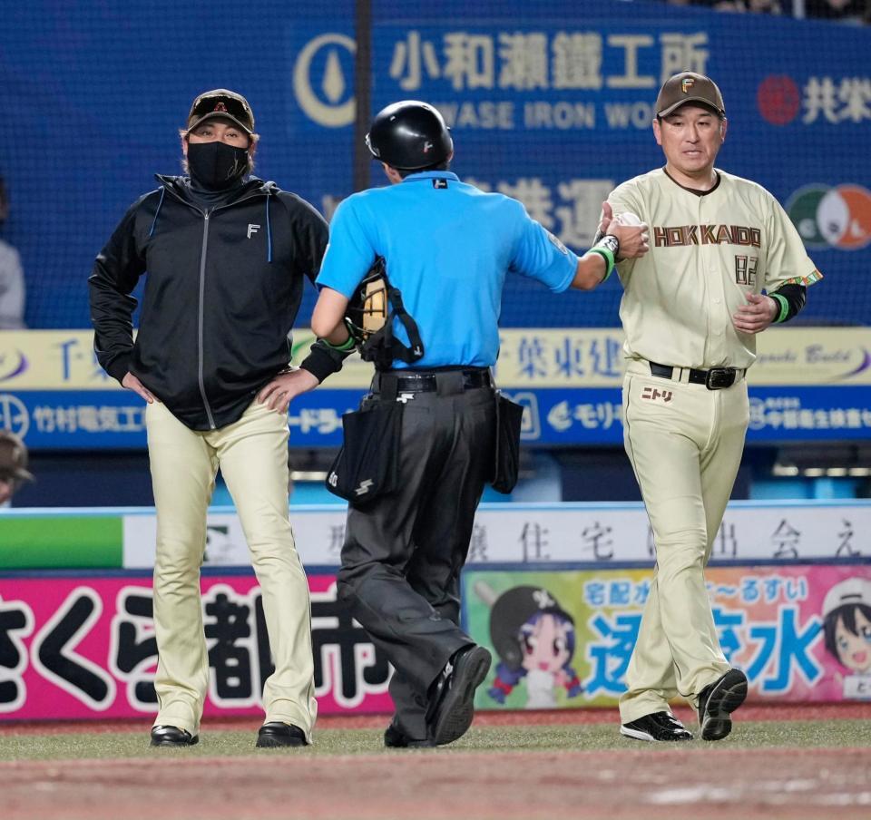 ４回、投手交代を告げる日本ハム・新庄監督（左）