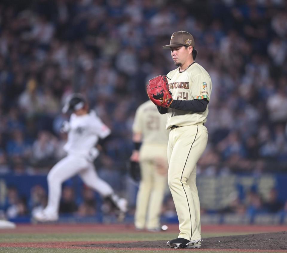 ４回、藤原（後方）に右越え３ランを打たれた２番手・金村（撮影・開出牧）