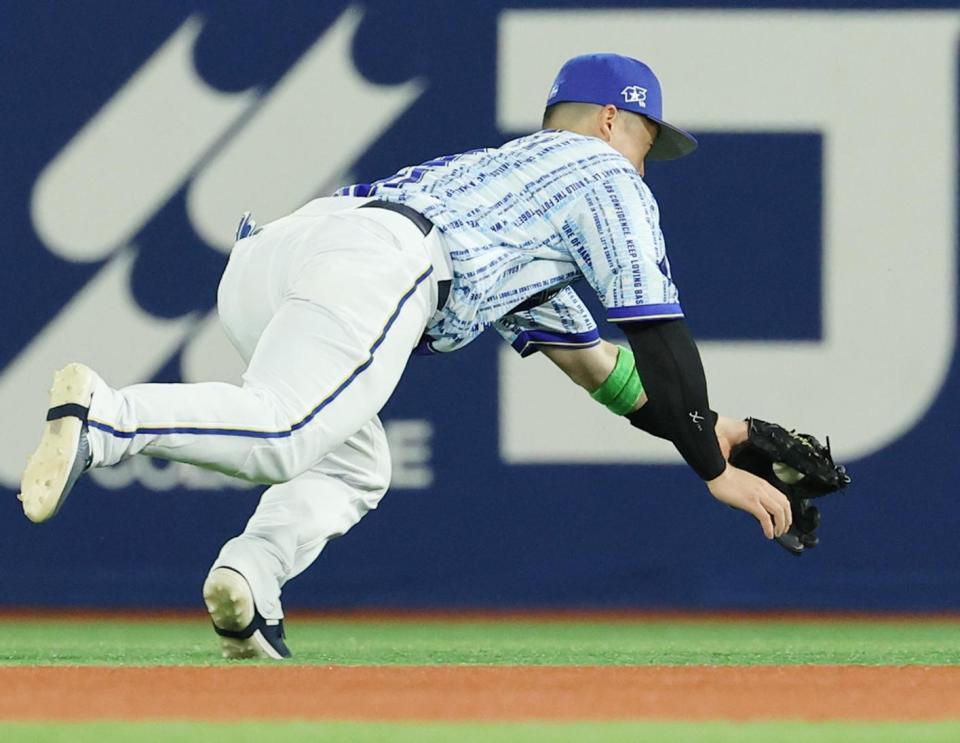 ５回、細川の二ゴロを好捕する牧