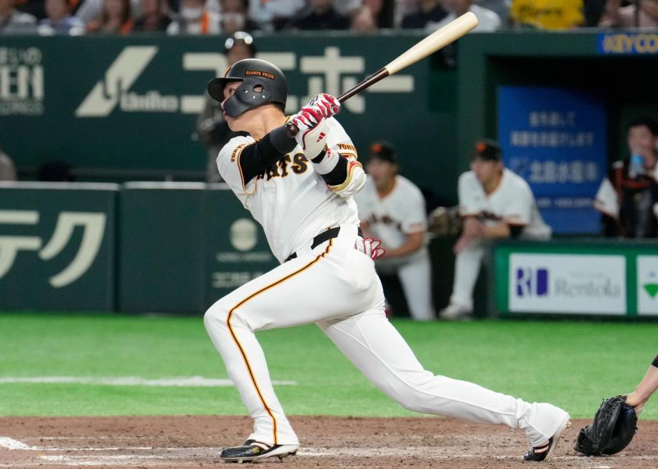 ７回、代打坂本が左中間に走者一掃の逆転二塁打を放つ
