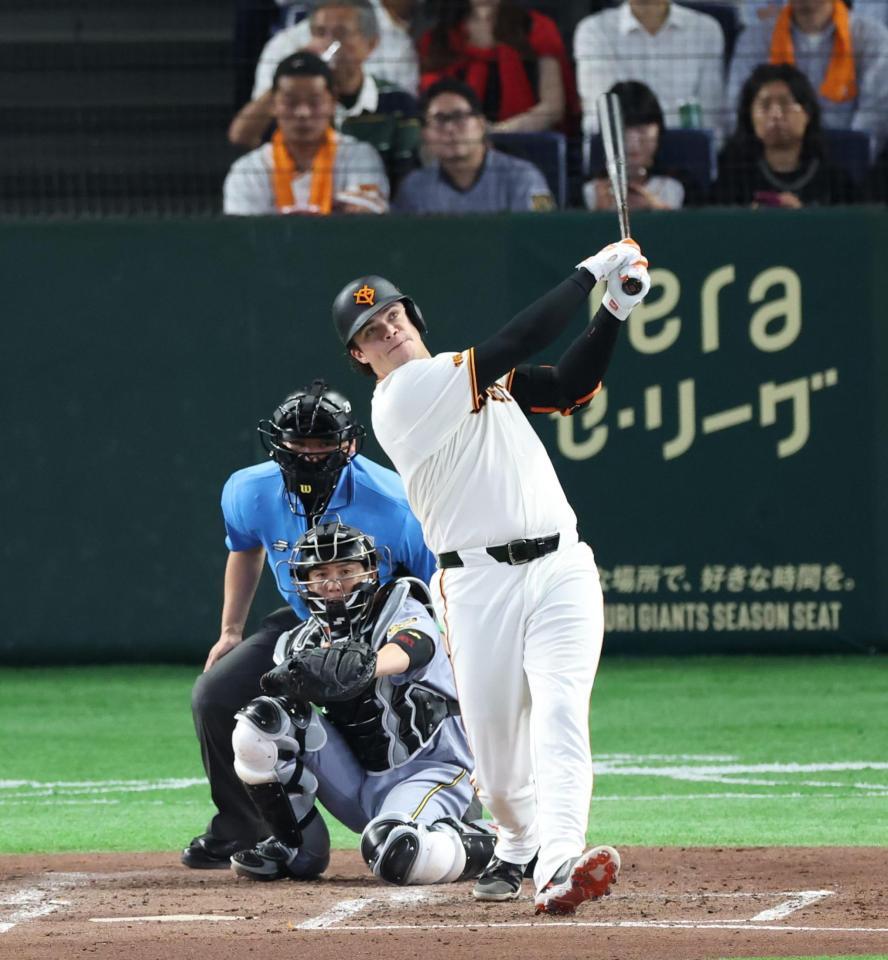 ４回、ダルベックは左越えにソロを放つ（撮影・佐々木彰尚）