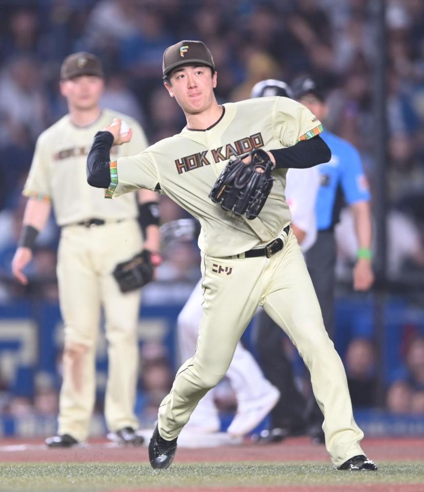 ４回、愛斗の送りバントの処理で一塁へ悪送球する北山（撮影・開出牧）