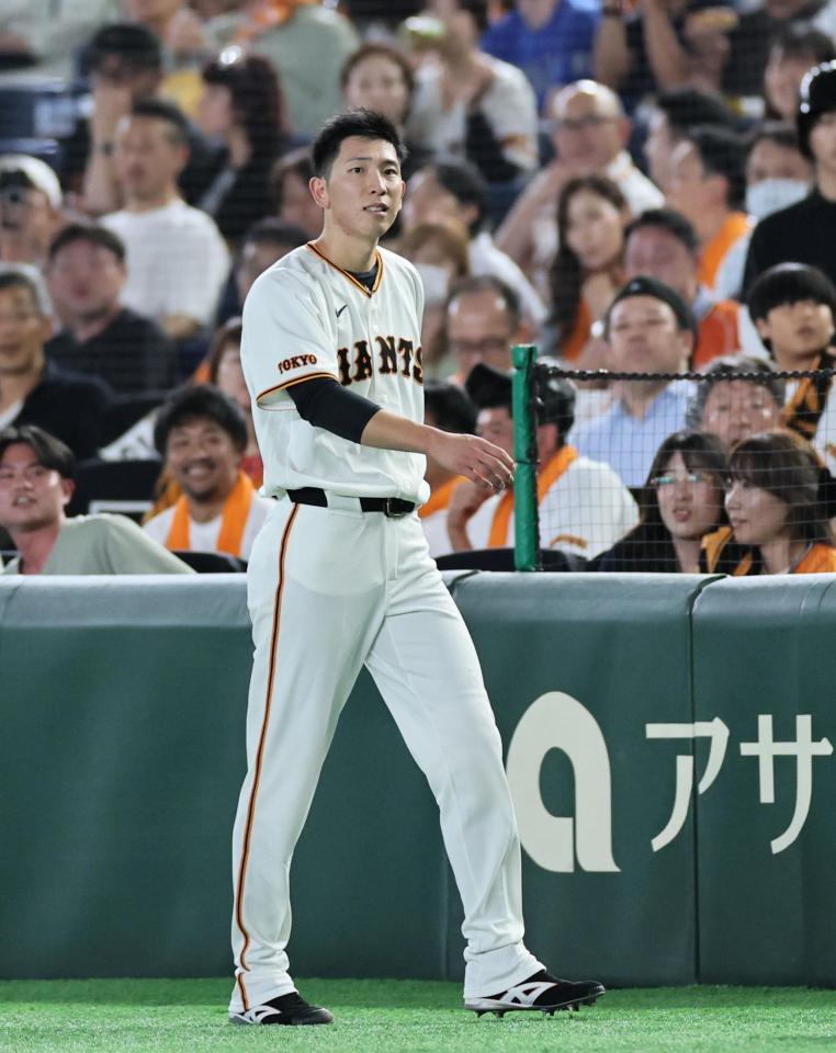 ５回、三塁ゴロに倒れ引き揚げる戸郷（撮影・田中太一）