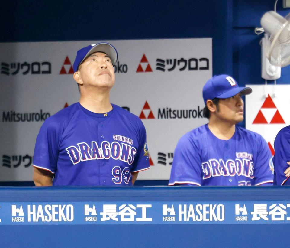 ９回、ベンチで天を見上げる中日・井上監督（左）